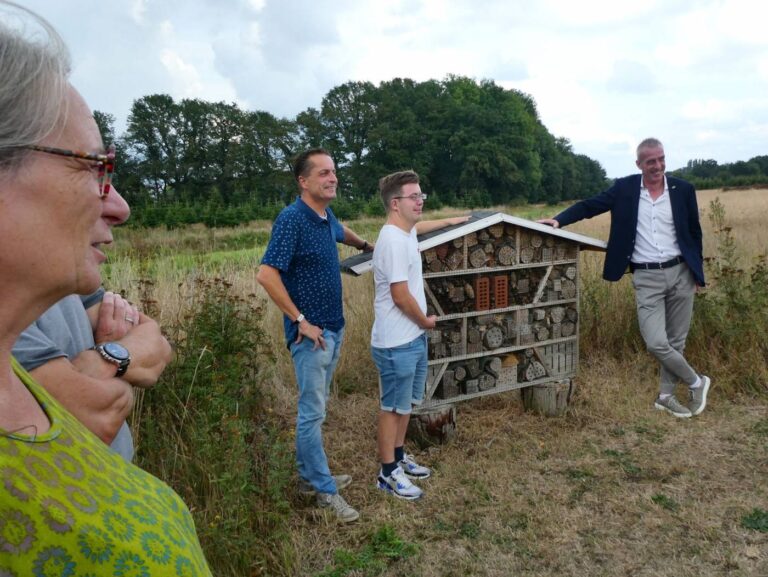 Insectenhotel officieel aangeboden